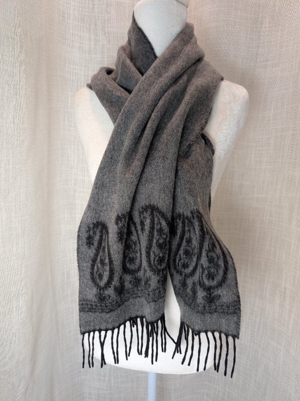 Bloomingdale's Sutton Studios 100% Cashmere Scarf